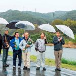 天竜川の河原敷に立つ「宮田の環境を守る会」の皆さん