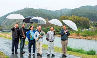 天竜川の河原敷に立つ「宮田の環境を守る会」の皆さん