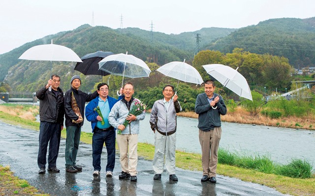 天竜川の河原敷に立つ「宮田の環境を守る会」の皆さん