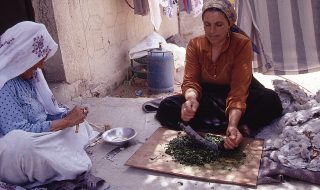パレスチナ料理（モロヘイヤスープ）をつくる女性