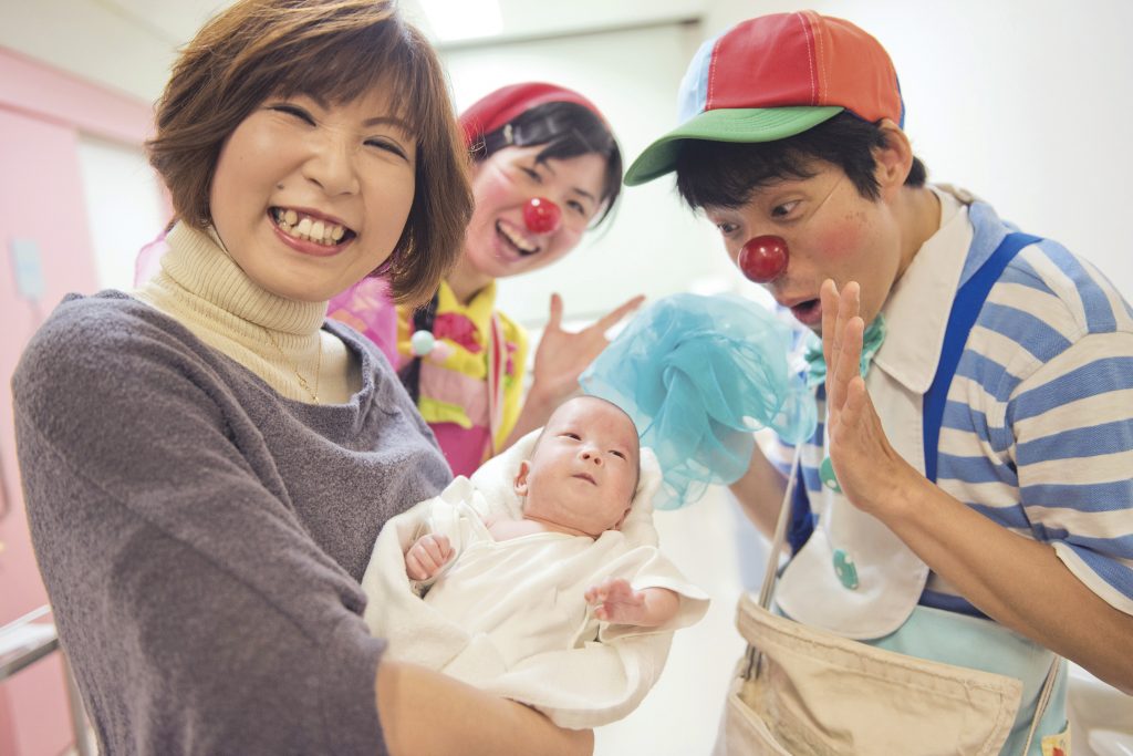 クリニクラウン協会提供写真　クリニクラウン活動中