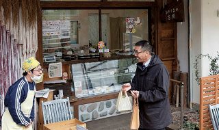 ぷかぷかのお店「おひさまの台所」前でお客さんと