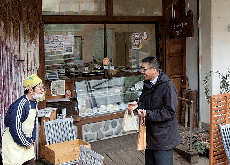 ぷかぷかのお店「おひさまの台所」前でお客さんと