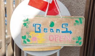 ビーンズふくしま看板「Ｂｅａｎｓ　ＯＰＥＮ」と書かれている。