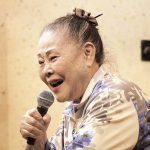 マイクをもつ仲田幸子さん