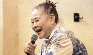 マイクをもつ仲田幸子さん