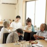 カフェでのわきあいあいとした会話の様子。年齢もいろいろまじりあっている。