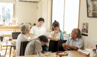 カフェでのわきあいあいとした会話の様子。年齢もいろいろまじりあっている。