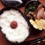 ２段のお弁当。１段目は梅干しが真ん中にはいったごはん。２段目はおかず。